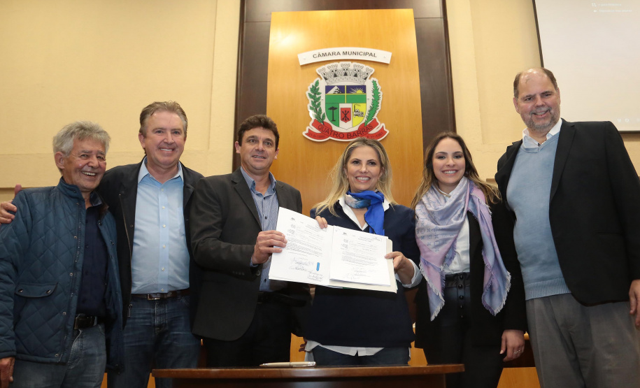 A governadora Cida Borghetti esteve nesta quinta-feira (21) em Quatro Barras, na Região Metropolitana de Curitiba, para autorizar a licitação para recape asfáltico no bairro Borda do Campo. Também foram entregues duas retroescavadeiras adquiridas pelo município com financiamento do Estado, no valor de R$ 357 mil, além de um veículo adaptado para o transporte de pacientes.Quatro Barras, 21/06/2018.   Foto: Jaelson Lucas/ANPr