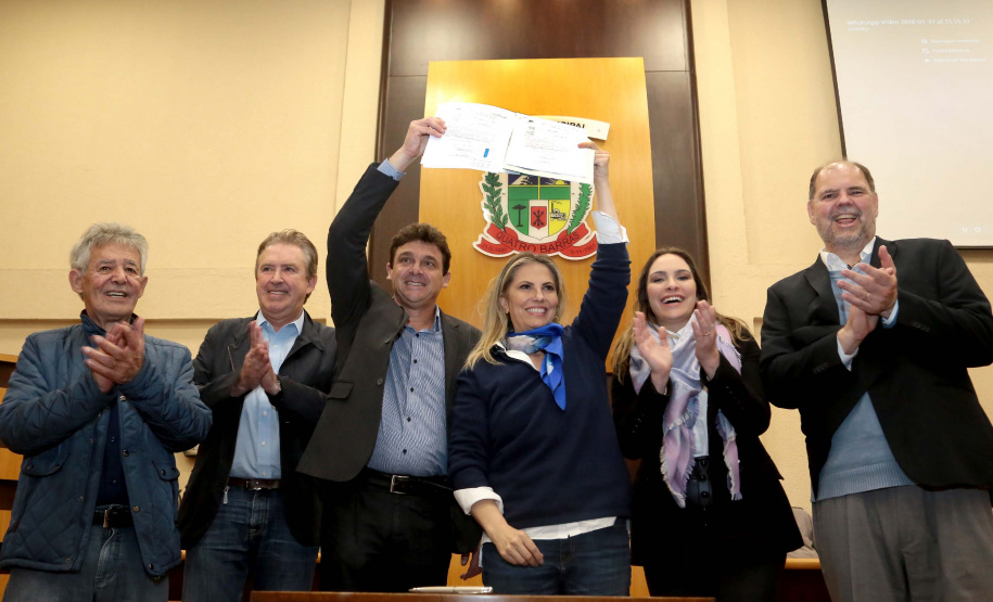 A governadora Cida Borghetti esteve nesta quinta-feira (21) em Quatro Barras, na Região Metropolitana de Curitiba, para autorizar a licitação para recape asfáltico no bairro Borda do Campo. Também foram entregues duas retroescavadeiras adquiridas pelo município com financiamento do Estado, no valor de R$ 357 mil, além de um veículo adaptado para o transporte de pacientes.Quatro Barras, 21/06/2018.   Foto: Jaelson Lucas/ANPr