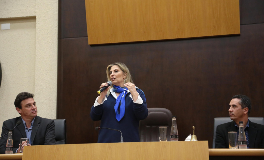 A governadora Cida Borghetti esteve nesta quinta-feira (21) em Quatro Barras, na Região Metropolitana de Curitiba, para autorizar a licitação para recape asfáltico no bairro Borda do Campo. Também foram entregues duas retroescavadeiras adquiridas pelo município com financiamento do Estado, no valor de R$ 357 mil, além de um veículo adaptado para o transporte de pacientes.Quatro Barras, 21/06/2018.   Foto: Jaelson Lucas/ANPr