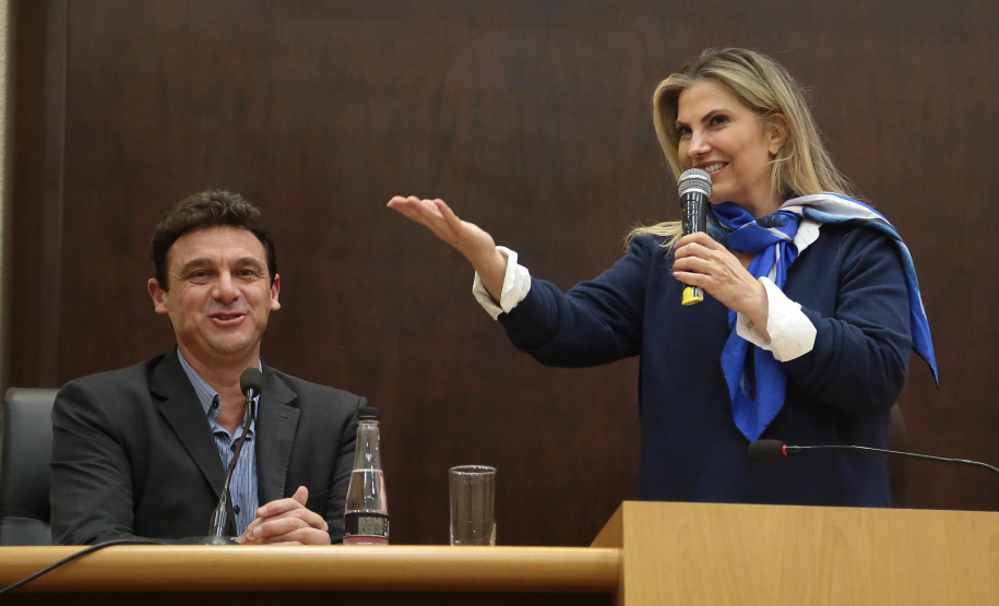 A governadora Cida Borghetti esteve nesta quinta-feira (21) em Quatro Barras, na Região Metropolitana de Curitiba, para autorizar a licitação para recape asfáltico no bairro Borda do Campo. Também foram entregues duas retroescavadeiras adquiridas pelo município com financiamento do Estado, no valor de R$ 357 mil, além de um veículo adaptado para o transporte de pacientes.Quatro Barras, 21/06/2018.   Foto: Jaelson Lucas/ANPr