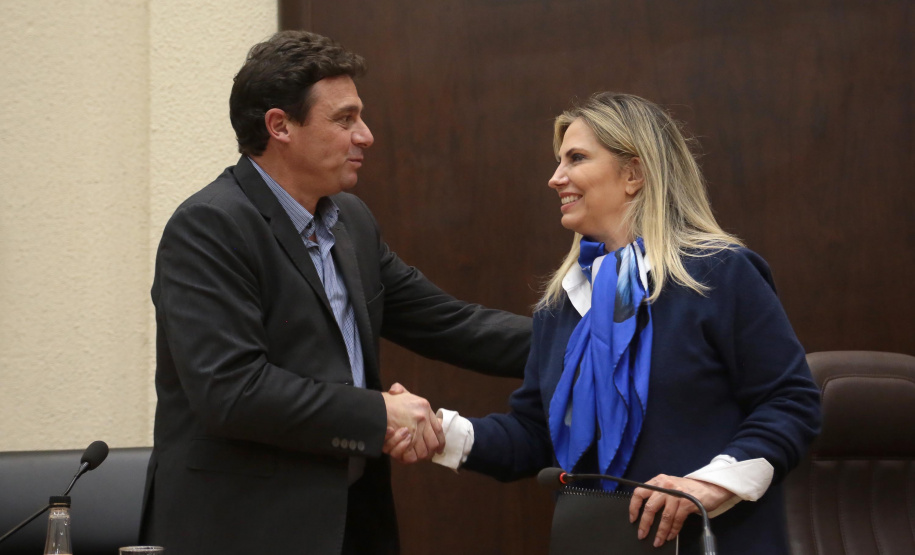 A governadora Cida Borghetti esteve nesta quinta-feira (21) em Quatro Barras, na Região Metropolitana de Curitiba, para autorizar a licitação para recape asfáltico no bairro Borda do Campo. Também foram entregues duas retroescavadeiras adquiridas pelo município com financiamento do Estado, no valor de R$ 357 mil, além de um veículo adaptado para o transporte de pacientes.Quatro Barras, 21/06/2018.   Foto: Jaelson Lucas/ANPr