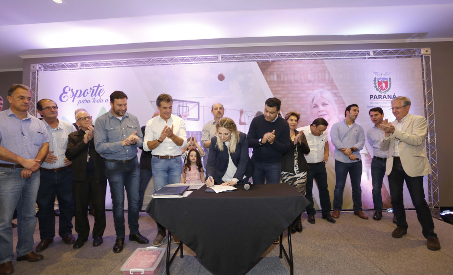 A governadora Cida Borghetti esteve em Ponta Grossa, nos Campos Gerais, onde firmou convênios para investimentos nos municípios da região