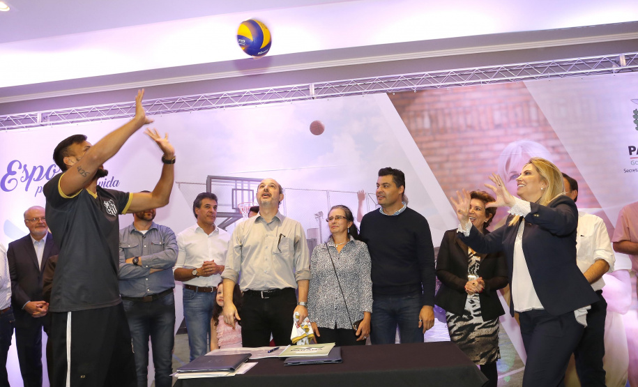 A governadora Cida Borghetti esteve em Ponta Grossa, nos Campos Gerais, onde firmou convênios para investimentos nos municípios da região