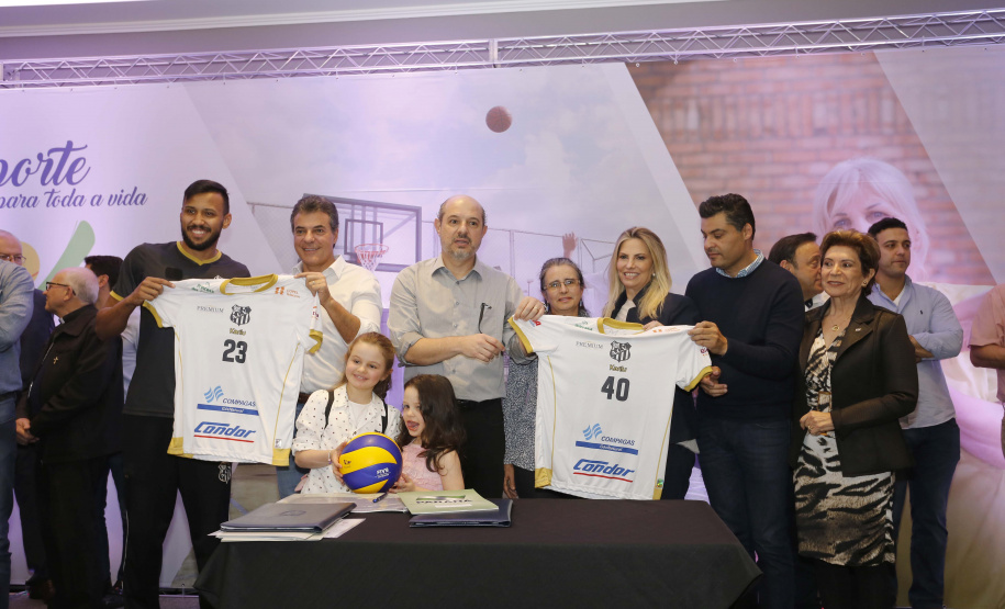 A governadora Cida Borghetti esteve em Ponta Grossa, nos Campos Gerais, onde firmou convênios para investimentos nos municípios da região