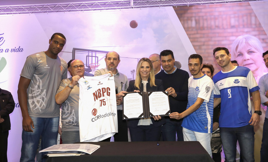 A governadora Cida Borghetti esteve em Ponta Grossa, nos Campos Gerais, onde firmou convênios para investimentos nos municípios da região