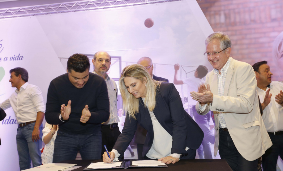 A governadora Cida Borghetti esteve em Ponta Grossa, nos Campos Gerais, onde firmou convênios para investimentos nos municípios da região