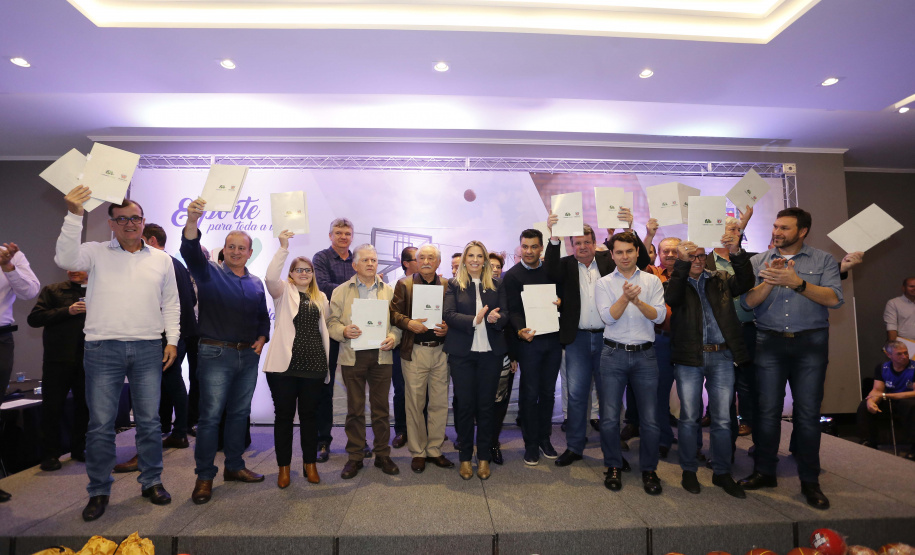 A governadora Cida Borghetti esteve em Ponta Grossa, nos Campos Gerais, onde firmou convênios para investimentos nos municípios da região