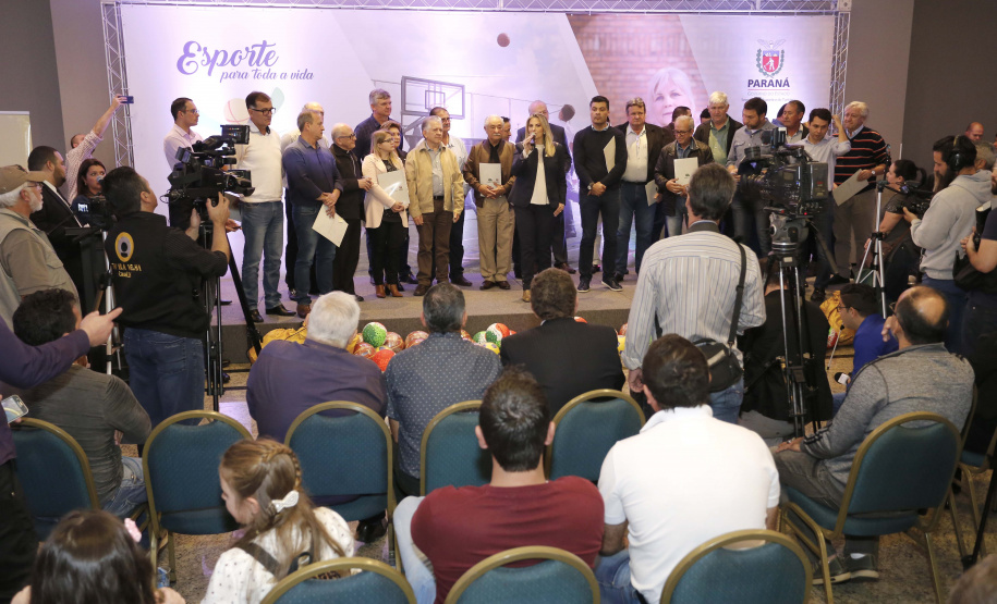 A governadora Cida Borghetti esteve em Ponta Grossa, nos Campos Gerais, onde firmou convênios para investimentos nos municípios da região