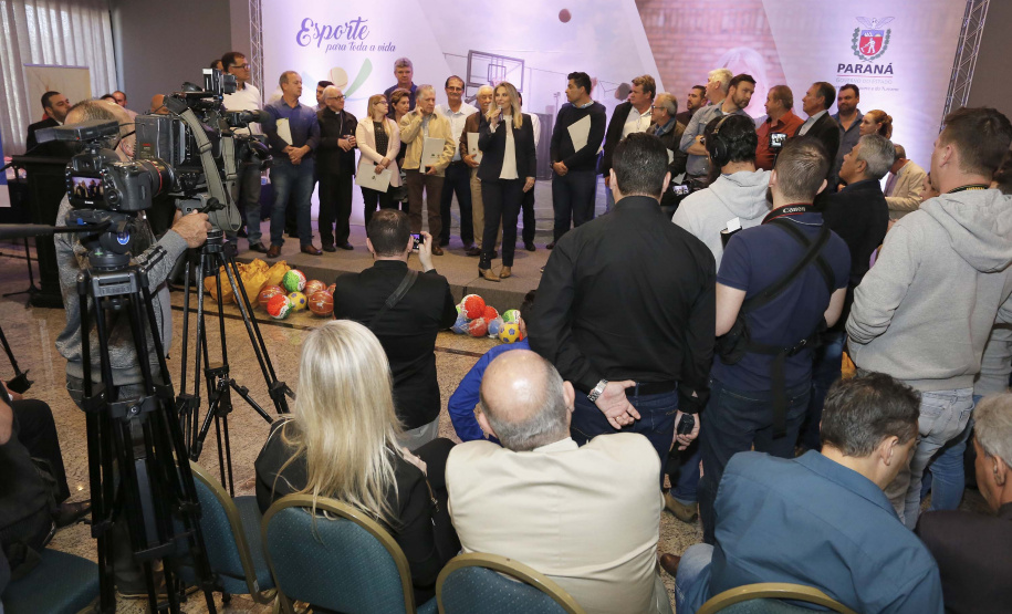 A governadora Cida Borghetti esteve em Ponta Grossa, nos Campos Gerais, onde firmou convênios para investimentos nos municípios da região