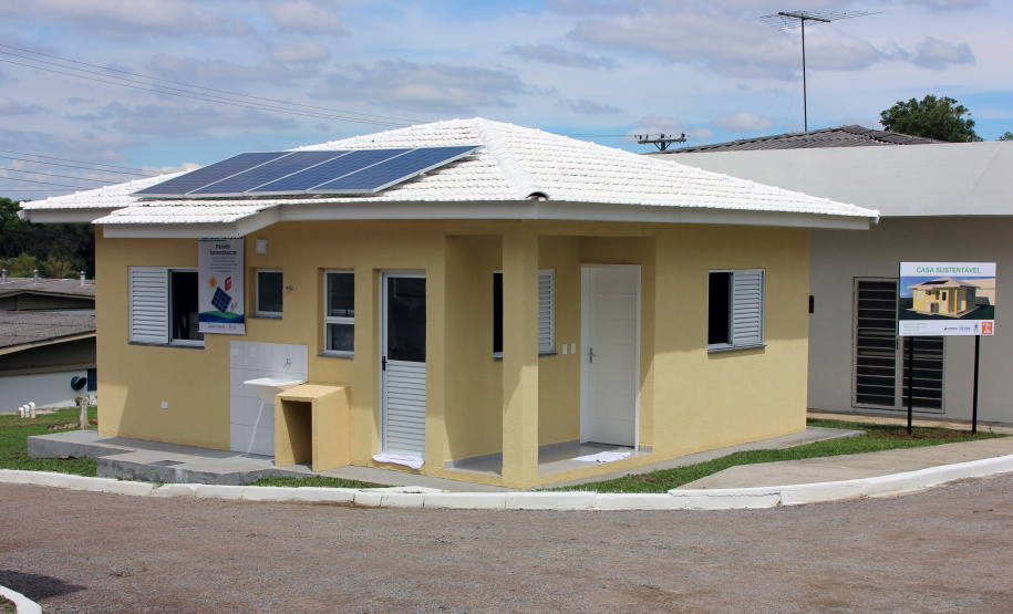 Governo testa modelo de casa sustentável para construções sociais no Paraná O Instituto de Tecnologia do Paraná (Tecpar), em parceria com a Companhia de Habitação do Paraná (Cohapar) e a Secretaria de Estado da Ciência, Tecnologia e Ensino Superior, apresentou, nesta terça-feira (9), o protótipo da Casa Sustentável, que testa tecnologias verdes em uma moradia de 44 metros quadrados com custos que podem ser enquadrados nas condições do Minha Casa, Minha Vida.