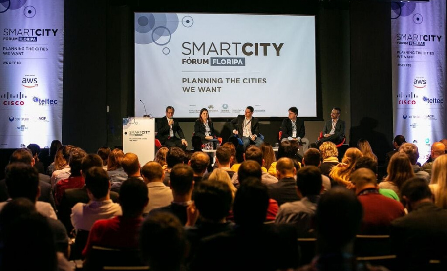 Silvio Barros faz palestra sobre cidades inteligentes em fórum do congresso mundial de Barcelona
