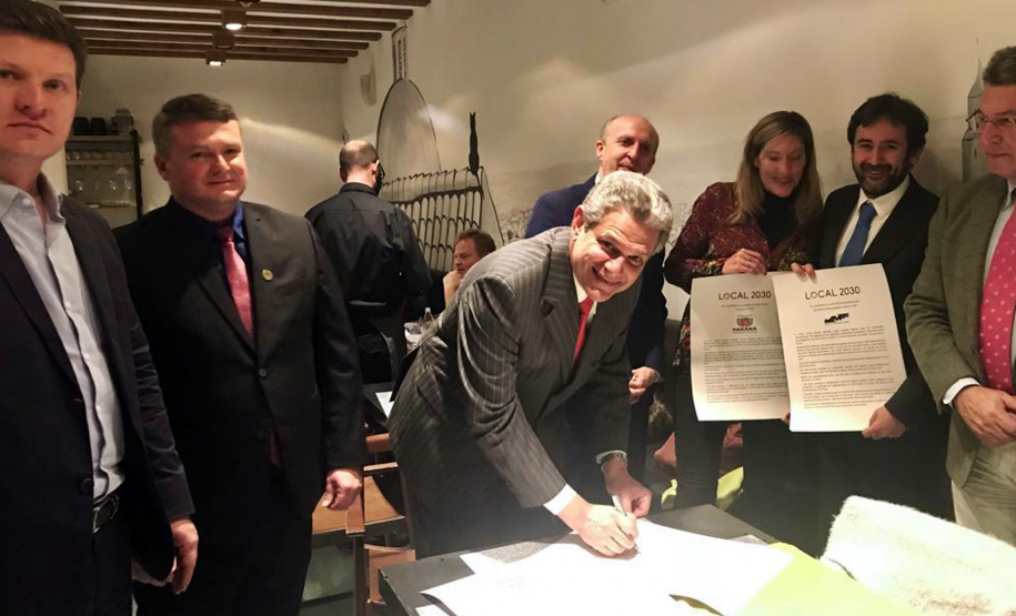 Paraná assina acordo com Programa Cidades do Pacto Global da ONU O Governo do Paraná, por meio do Paranacidade, firmou na quarta-feira (7), em Madri (Espanha), acordo com o Programa de Cidades do Pacto Global da Organização das Nações Unidas (UN Global Compact Cities Programme - Onu) para a implementação do projeto City Partnership Challenge no Estado (parceria de desafios entre cidades). - Foto: Divulgação SEDU