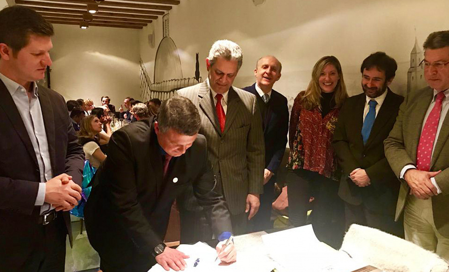 Paraná assina acordo com Programa Cidades do Pacto Global da ONU O Governo do Paraná, por meio do Paranacidade, firmou na quarta-feira (7), em Madri (Espanha), acordo com o Programa de Cidades do Pacto Global da Organização das Nações Unidas (UN Global Compact Cities Programme - Onu) para a implementação do projeto City Partnership Challenge no Estado (parceria de desafios entre cidades). - Foto: Divulgação SEDU