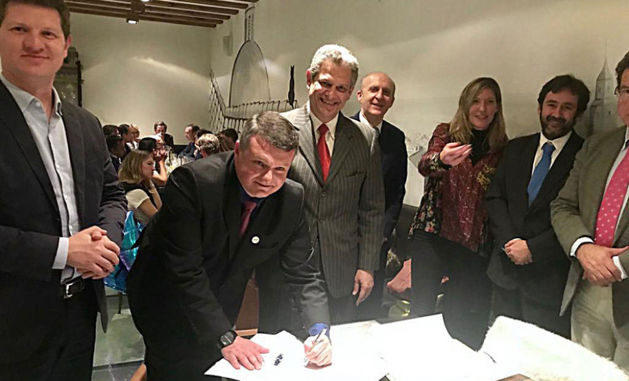 Paraná assina acordo com Programa Cidades do Pacto Global da ONU O Governo do Paraná, por meio do Paranacidade, firmou na quarta-feira (7), em Madri (Espanha), acordo com o Programa de Cidades do Pacto Global da Organização das Nações Unidas (UN Global Compact Cities Programme - Onu) para a implementação do projeto City Partnership Challenge no Estado (parceria de desafios entre cidades). - Foto: Divulgação SEDU