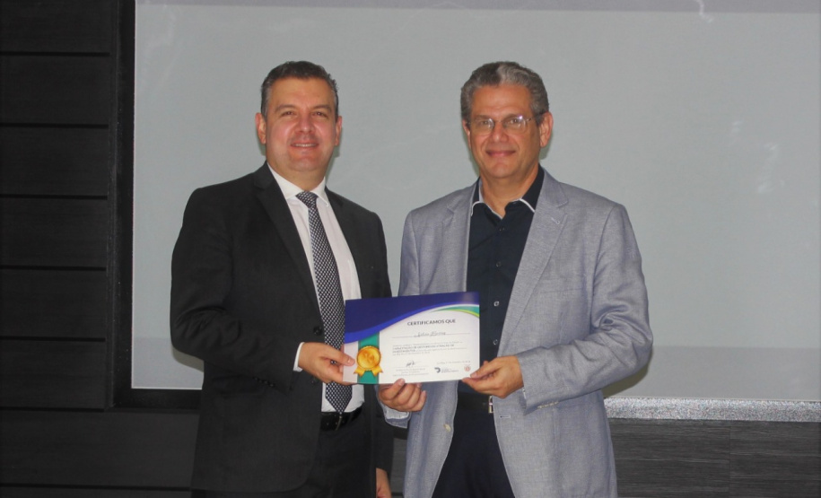 Adalberto Netto, presidente da APD, entrega o certificado ao secretário Silvio Barros