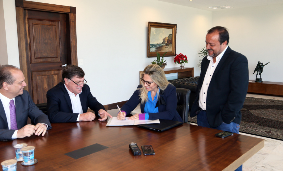 Umuarama vai investir R$ 9,7 milhões para revitalizar avenidas Governadora Cida Borghetti assina autorização para licitação de obras de recape asfáltico em Umuarama - Curitiba, 10/12/2018 - Foto: Orlando Kissner/ANPr