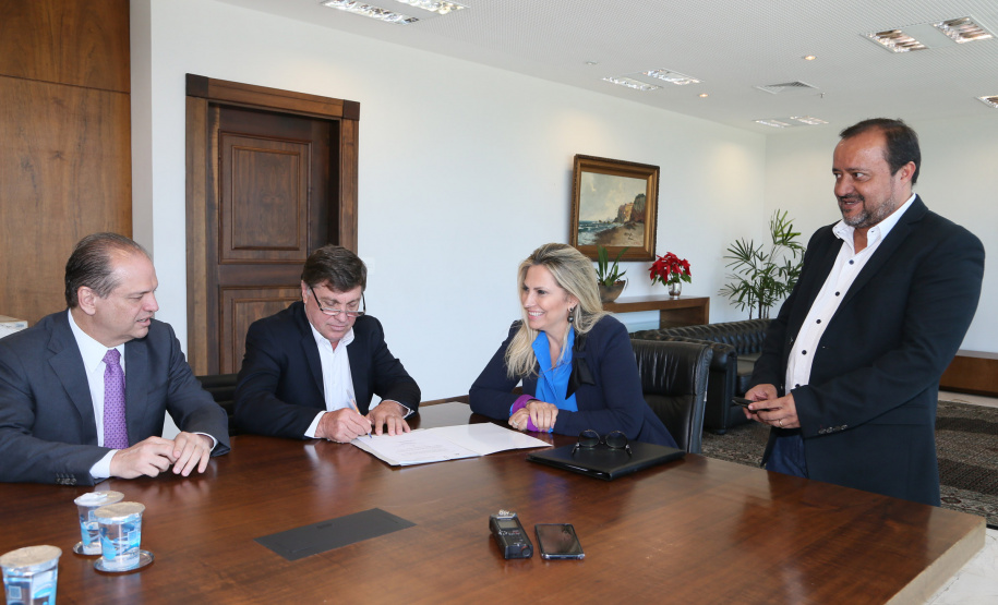 Umuarama vai investir R$ 9,7 milhões para revitalizar avenidas Governadora Cida Borghetti assina autorização para licitação de obras de recape asfáltico em Umuarama - Curitiba, 10/12/2018 - Foto: Orlando Kissner/ANPr