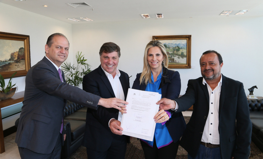 Umuarama vai investir R$ 9,7 milhões para revitalizar avenidas Governadora Cida Borghetti assina autorização para licitação de obras de recape asfáltico em Umuarama - Curitiba, 10/12/2018 - Foto: Orlando Kissner/ANPr