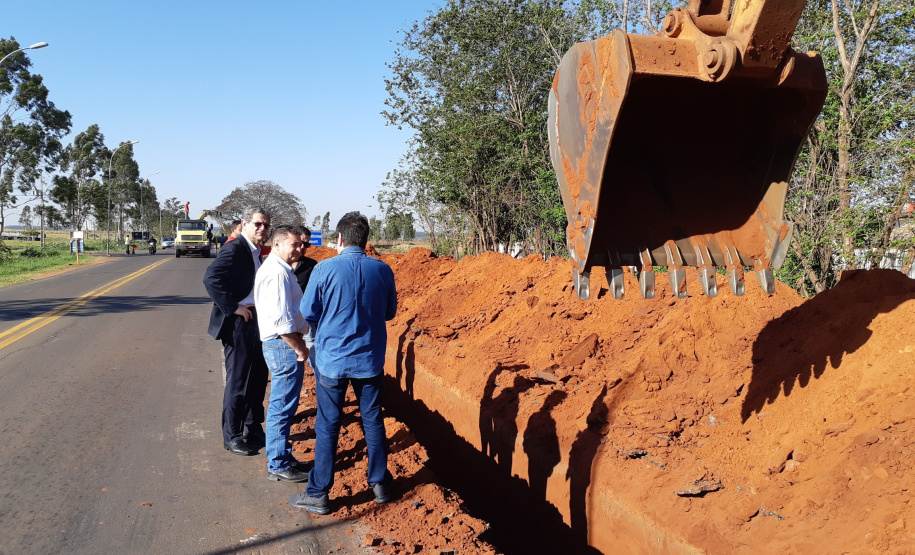 PAVIMENTAÇÃO O secretário Silvio Barros, acompanhado do prefeito Carlos Henrique Rossao Gomes, visita as obras de pavimentação de ruas que acontecem em três conjuntos habitacionais da cidade de Paranavaí, na maior delas, com investimentos de R$ 3 milhões, serão beneficiadas cerca de 1.200 famílias. ? Paranavaí, 31/08/2018. -  Foto: José Fernando Ogura