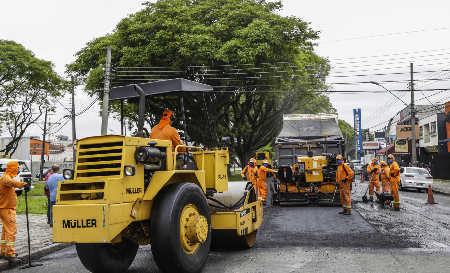 Obra de pavimentação asfáltica na rua João Negrão, no Rebouças. Curitiba, 23/10/2018. Foto: Pedro Ribas/SMCS