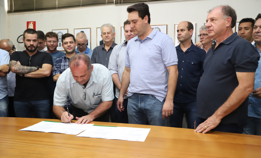 O governador Carlos Massa Ratinho Junior confirmou neste sábado (16) investimentos de R$ 2,82 milhões em obras e compra de máquinas e veículos para oito municípios da região Noroeste do Estado. Foram assinadas, na ExpoParanavaí, um dos principais eventos do agronegócio do Paraná, autorizações e homologações.   -  Paranavaí, 16/03/2019  -  Foto: José Fernando Ogura/ANPr