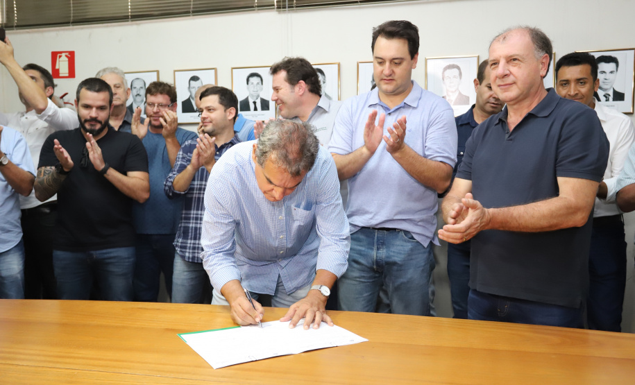 O governador Carlos Massa Ratinho Junior confirmou neste sábado (16) investimentos de R$ 2,82 milhões em obras e compra de máquinas e veículos para oito municípios da região Noroeste do Estado. Foram assinadas, na ExpoParanavaí, um dos principais eventos do agronegócio do Paraná, autorizações e homologações.   -  Paranavaí, 16/03/2019  -  Foto: José Fernando Ogura/ANPr