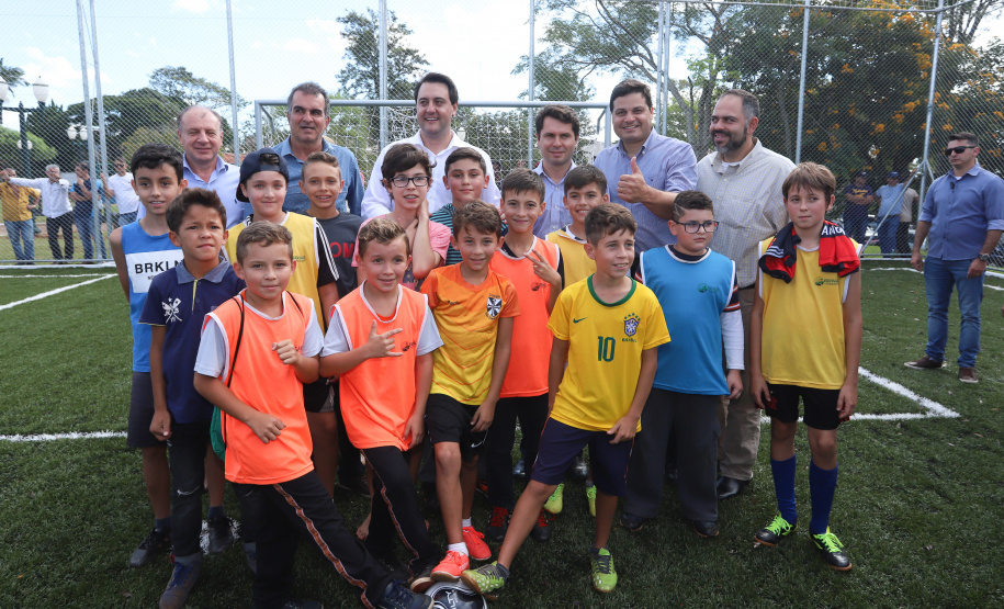 Governador inaugura Meu Campinho e autoriza novas obras em Faxinal