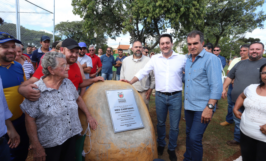 Governador inaugura Meu Campinho e autoriza novas obras em Faxinal