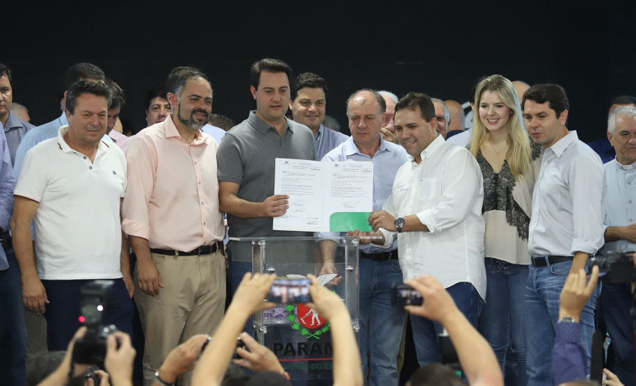O governador Carlos Massa Ratinho Junior afirmou nesta sexta-feira (12), em encontro com prefeitos de cidades da região Norte, realizado na ExpoLondrina, que o programa de transferência da sede administrativa para cidades do interior fortalece a presença do governo junto à população e agiliza o encaminhamento das demandas regionais.  -  Londrina, 12/04/2019  -  Foto: Rodrigo Félix Leal/ANPr