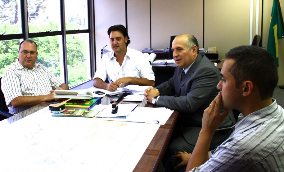 Faltam 40 km de asfalto para Quatro Barras transformar suas ruas em um único tapete preto