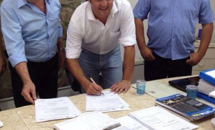 Ratinho Junior destina mais de R$ 5,3 milhões a 12 municípios das Regiões Norte e Amuvi Ratinho Junior destina mais de R$ 5,3 milhões a 12 municípios das Regiões Norte e Amuvi