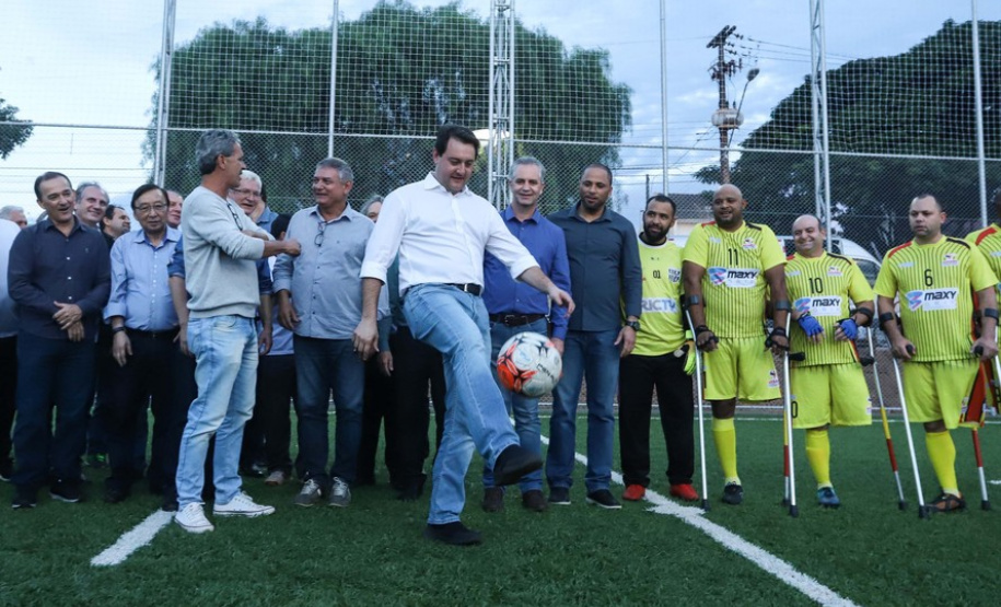Em Maringá governador entrega Meu Campinho que agrega famílias em esporte e lazer