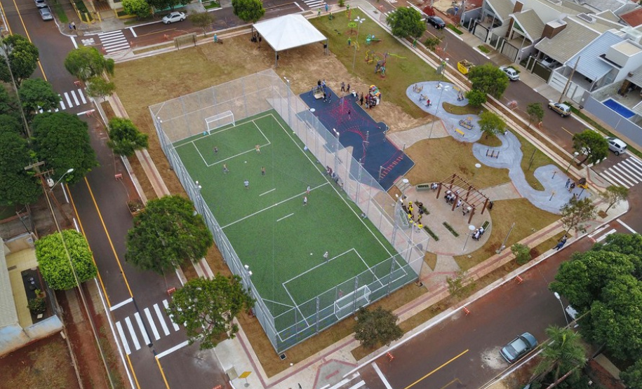 Em Maringá governador entrega Meu Campinho que agrega famílias em esporte e lazer