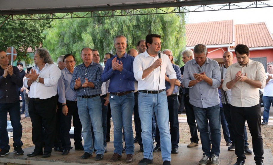 Em Maringá governador entrega Meu Campinho que agrega famílias em esporte e lazer