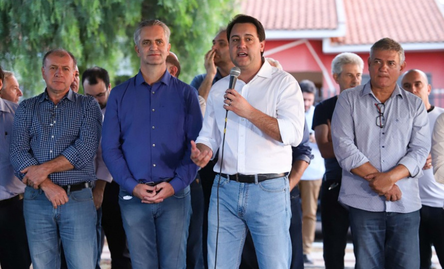 Em Maringá governador entrega Meu Campinho que agrega famílias em esporte e lazer