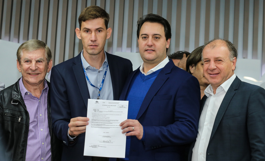 O governador Carlos Massa Ratinho Junior se reúne com prefeitos na sede da Associação dos Municípios do Oeste do Paraná (Amop) em Cascavel nesta sexta-feira (24),  para confirmar recursos do Estado para investimentos nos municípios. No mesmo encontro são anunciados investimentos que a Copel fará na região Oeste nos próximos três anos.   Cascavel, 24/05/2019 -  Foto: Geraldo Bubniak/ANPr