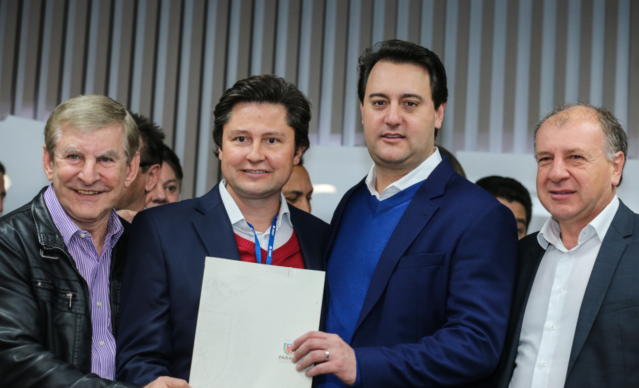 O governador Carlos Massa Ratinho Junior se reúne com prefeitos na sede da Associação dos Municípios do Oeste do Paraná (Amop) em Cascavel nesta sexta-feira (24),  para confirmar recursos do Estado para investimentos nos municípios. No mesmo encontro são anunciados investimentos que a Copel fará na região Oeste nos próximos três anos.   Cascavel, 24/05/2019 -  Foto: Geraldo Bubniak/ANPr