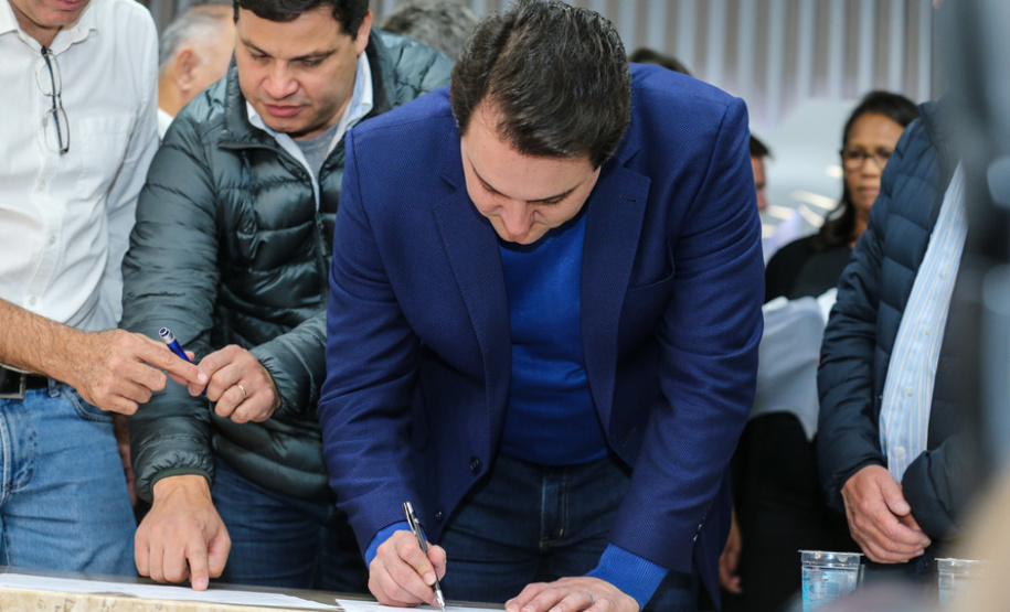 O governador Carlos Massa Ratinho Junior se reúne com prefeitos na sede da Associação dos Municípios do Oeste do Paraná (Amop) em Cascavel nesta sexta-feira (24),  para confirmar recursos do Estado para investimentos nos municípios. No mesmo encontro são anunciados investimentos que a Copel fará na região Oeste nos próximos três anos.   Cascavel, 24/05/2019 -  Foto: Geraldo Bubniak/ANPr