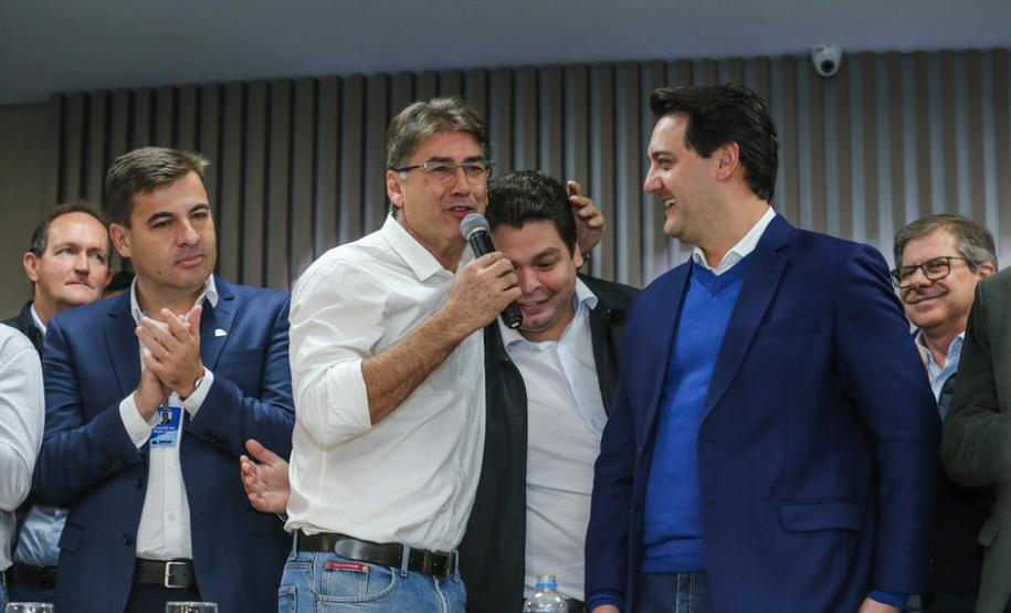 O governador Carlos Massa Ratinho Junior se reúne com prefeitos na sede da Associação dos Municípios do Oeste do Paraná (Amop) em Cascavel nesta sexta-feira (24),  para confirmar recursos do Estado para investimentos nos municípios. No mesmo encontro são anunciados investimentos que a Copel fará na região Oeste nos próximos três anos.   Cascavel, 24/05/2019 -  Foto: Geraldo Bubniak/ANPr