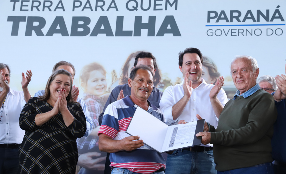 Em Quitandinha, 59 famílias recebem títulos de imóveis rurais e a Prefeitura mais de R$ 566 mil para a compra de máquina e um veículo