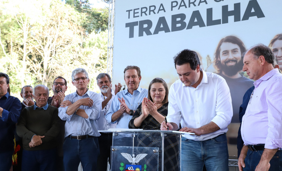 Em Quitandinha, 59 famílias recebem títulos de imóveis rurais e a Prefeitura mais de R$ 566 mil para a compra de máquina e um veículo