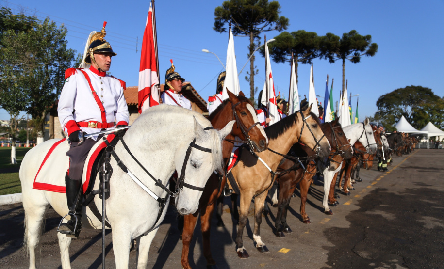 Governador e presidente são condecorados como Heróis da Cavalaria