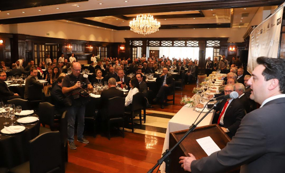 Governador anuncia projeto para ampliação de rotas aéreas