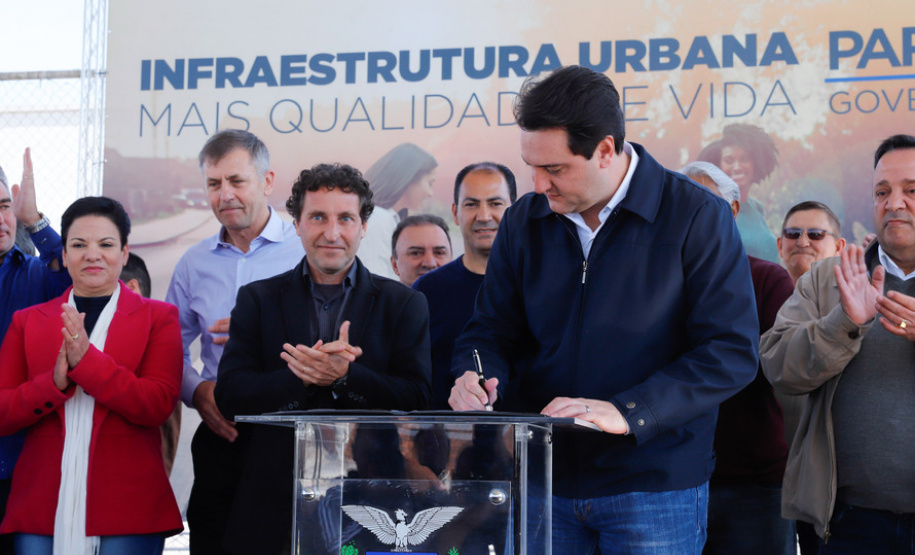 Governador entrega Sistema de Esgoto e autoriza asfalto em Piraquara