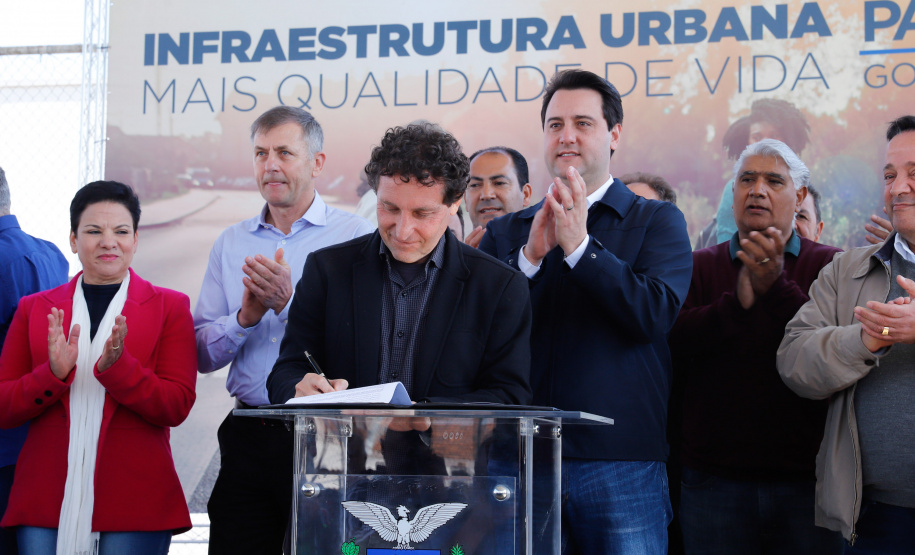 Governador entrega Sistema de Esgoto e autoriza asfalto em Piraquara