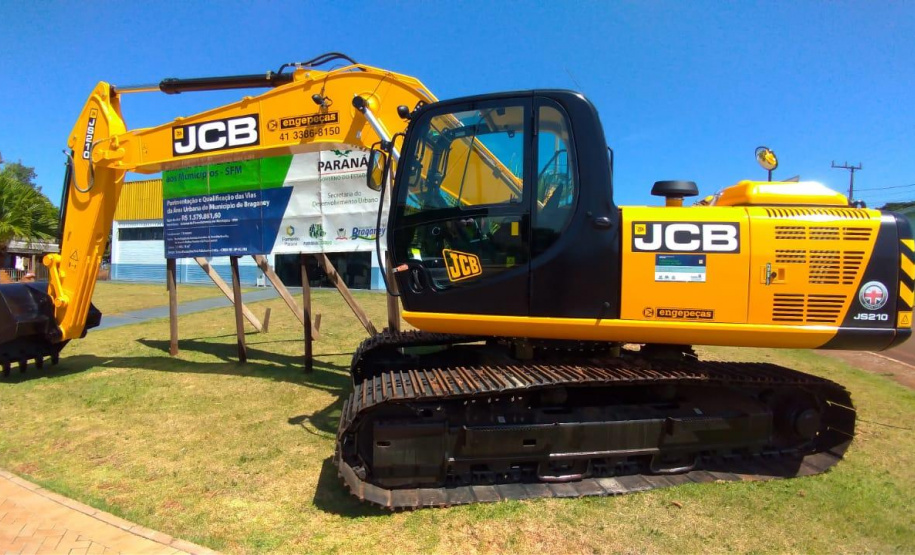 Trezentas Prefeituras recebem equipamentos Rodoviários e Veículos em benefício à população do Paraná