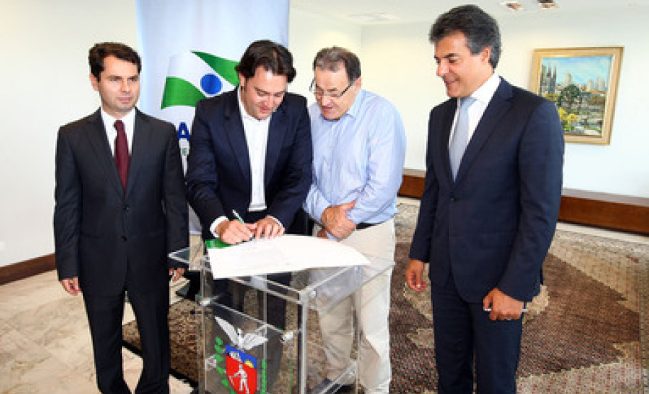 O governador Beto Richa e o secretário do Desenvolvimento Urbano, Ratinho Junior, assinam homologações de licitações para liberação de recursos às prefeituras de Campina Grande do Sul, Campo Magro, Guaratuba, Mandirituba, São Mateus do Sul e Moreira Sales. Curitiba, 18.03.2014 - Foto Jonas Oliveira/ANPr