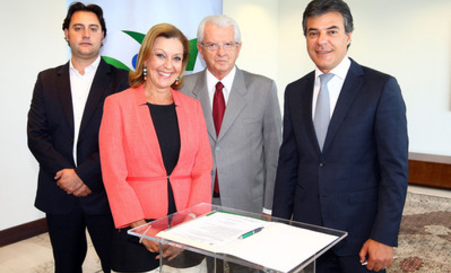 O governador Beto Richa e o secretário do Desenvolvimento Urbano, Ratinho Junior, assinam homologações de licitações para liberação de recursos às prefeituras de Campina Grande do Sul, Campo Magro, Guaratuba, Mandirituba, São Mateus do Sul e Moreira Sales. Curitiba, 18.03.2014 - Foto Jonas Oliveira/ANPr