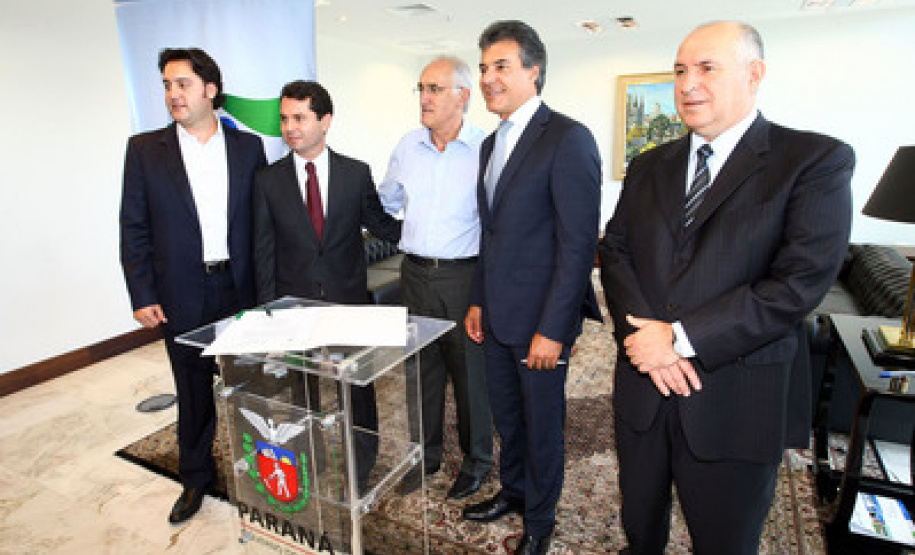 O governador Beto Richa e o secretário do Desenvolvimento Urbano, Ratinho Junior, assinam homologações de licitações para liberação de recursos às prefeituras de Campina Grande do Sul, Campo Magro, Guaratuba, Mandirituba, São Mateus do Sul e Moreira Sales. Curitiba, 18.03.2014 - Foto Jonas Oliveira/ANPr