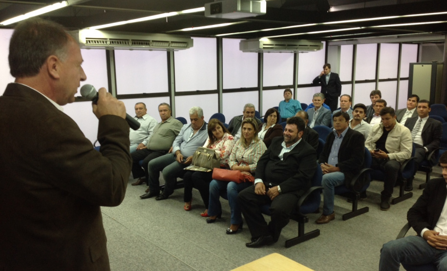 Prefeitos firmam convênios de R$ 4 milhões com a SEDU pelo PAM